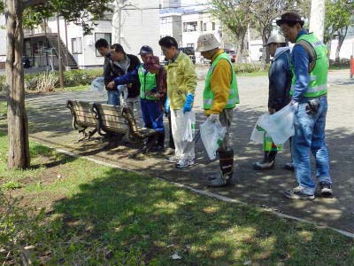 多量の糞を発見して驚く町民たち