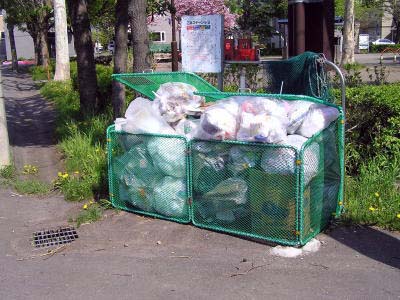 ゴミがあふれているカラスいけいけ