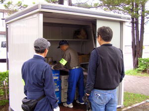 物置内へ公園清掃用品の保管