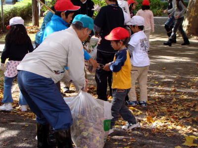 ナナカマドの葉を５枚ほど持ってきた子ども